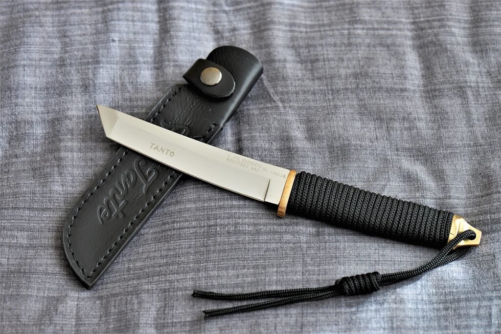Tanto knife with a knife sheath